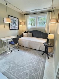 708 E Woodstock